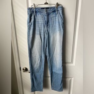Hollister Ultra High-Rise Mom Jeans